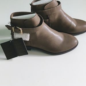 BROWN BOOTIES WITH BUCKLES SIZE 7